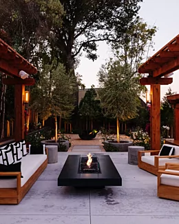 EcoSmart Gin 90 Low Fire Table brings a contemporary touch to an outdoor private residence with a sleek freestanding gas centrepiece.