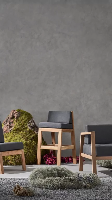 Blinde Design Sit Collection chair with Classic Pot styles a private residential patio, delivering modern outdoor furniture elegance.