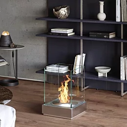 ガラス越しに見える幻想的な炎が安らぎを与えてくれます。
「MINI T」は小スペースに設置可能で、寝室や書斎などにもおすすめです。
心地良い...