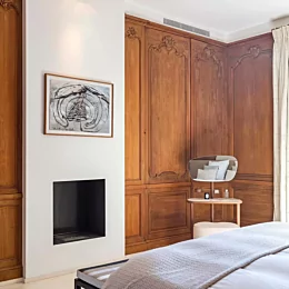 Chambre parentale en boiseries.
Coiffeuse nomon_clocks_home, cheminee ...